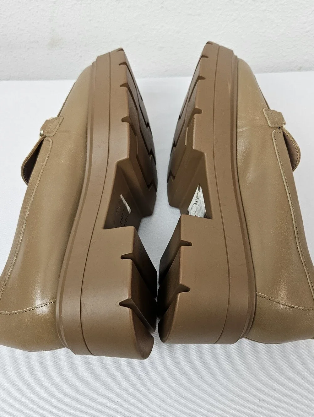 Naturalizer Women's Nina Lug Loafer  Tan Leather 7.5M